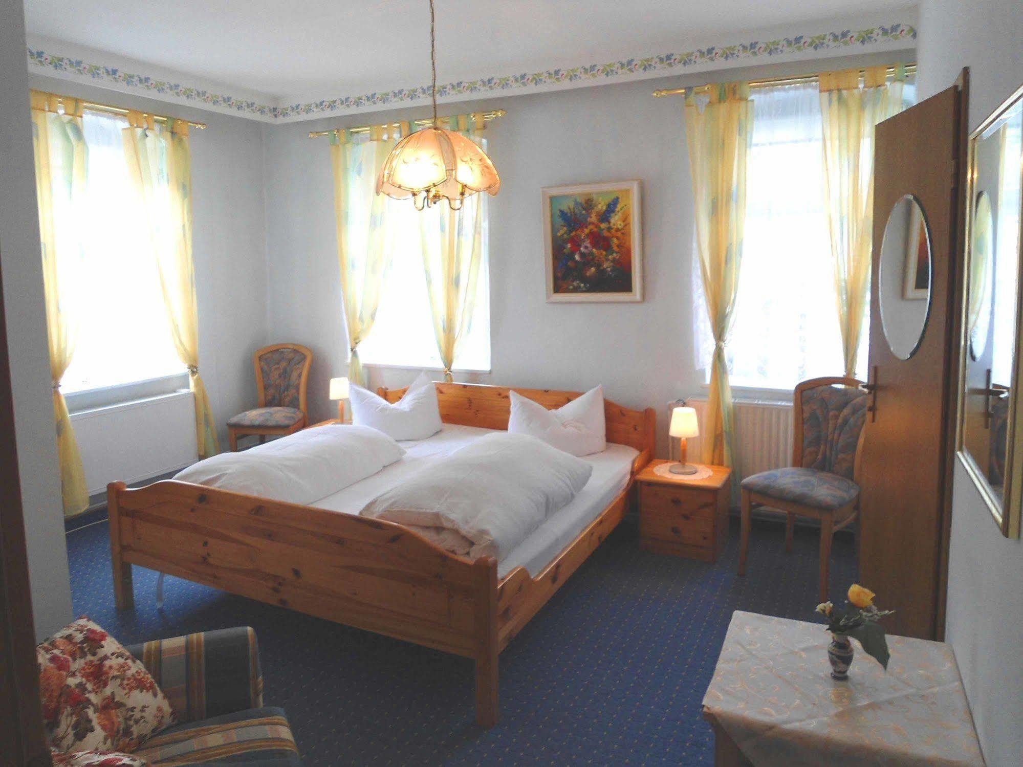 Hotel Krone Goessweinstein Extérieur photo